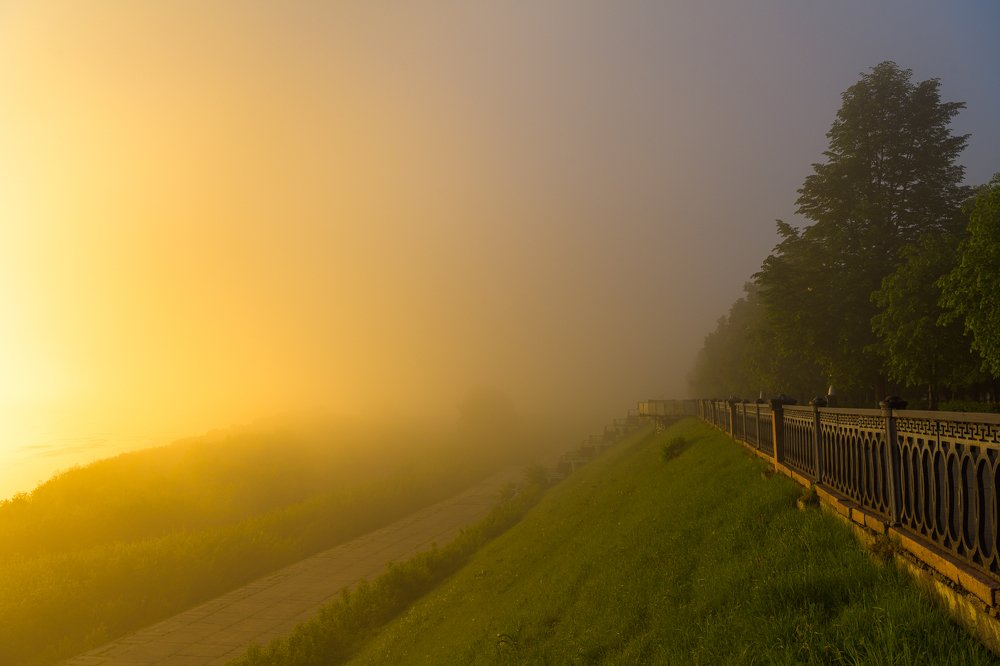 Утопая в золотом рассвете.