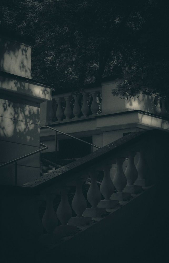 Контраст форм, света и тени.