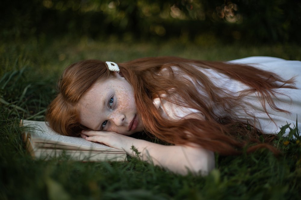 Девочка с книжкой.