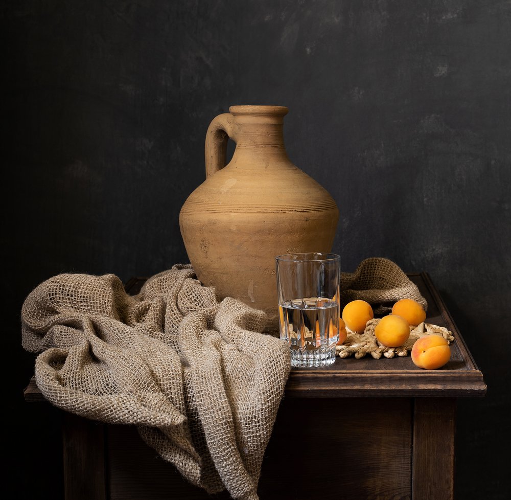 С кувшином и абрикосами