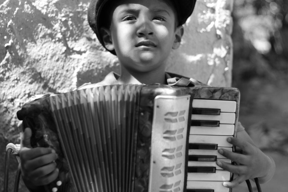Con mi acordeón bajó la sombra