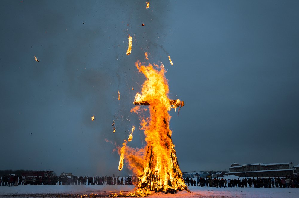 Сожжение 13-метрового чучела Масленицы