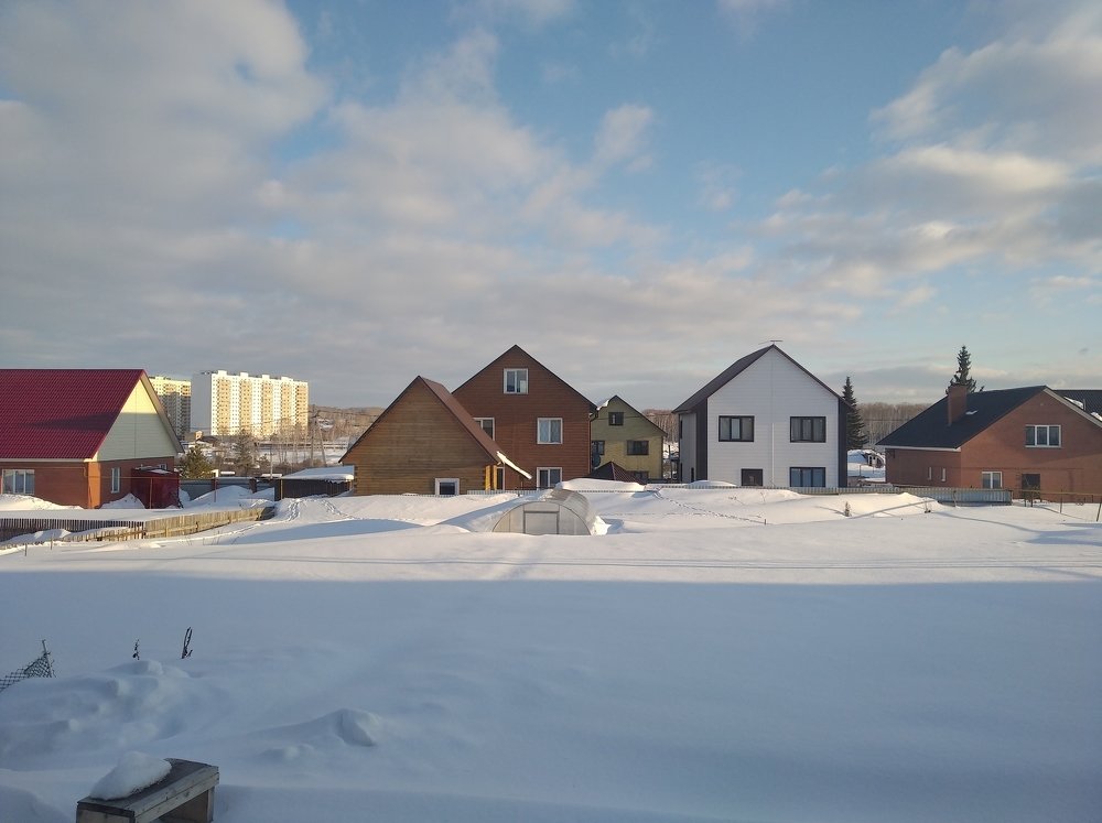 На городской окраине.