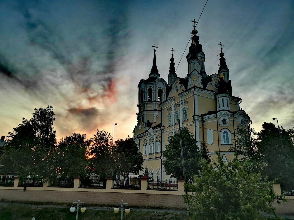 Воскресенская церковь на закате