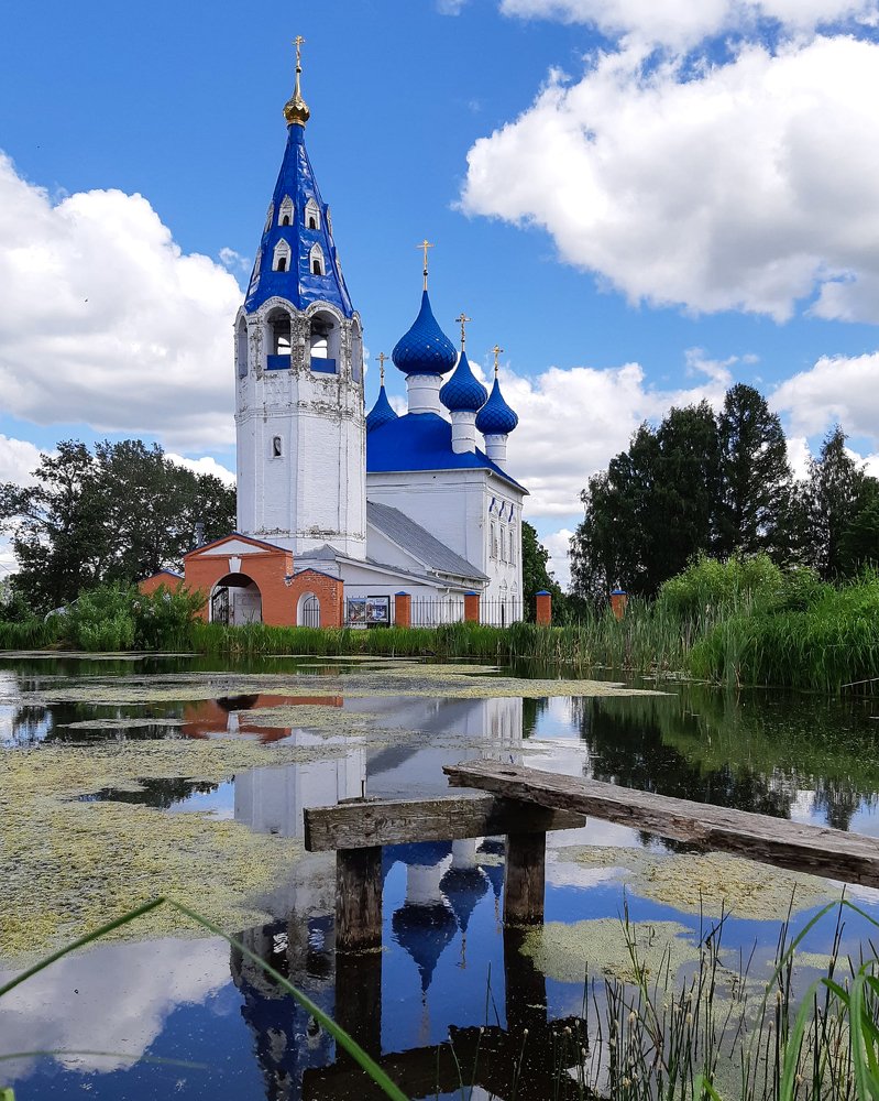 Сельская церковь.