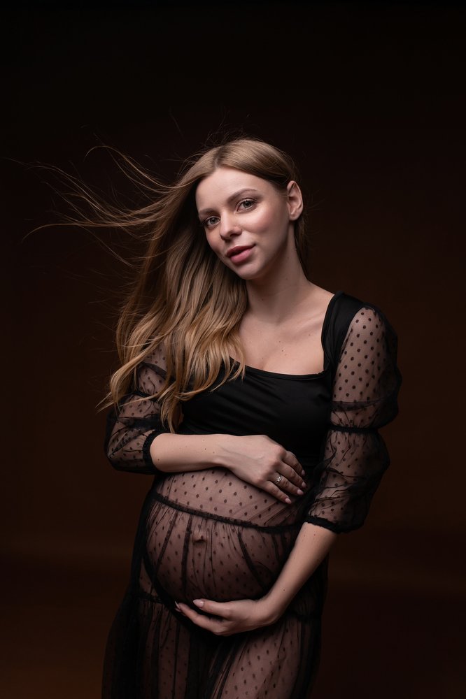 Прекрасная беременная девушка с летящими волосами