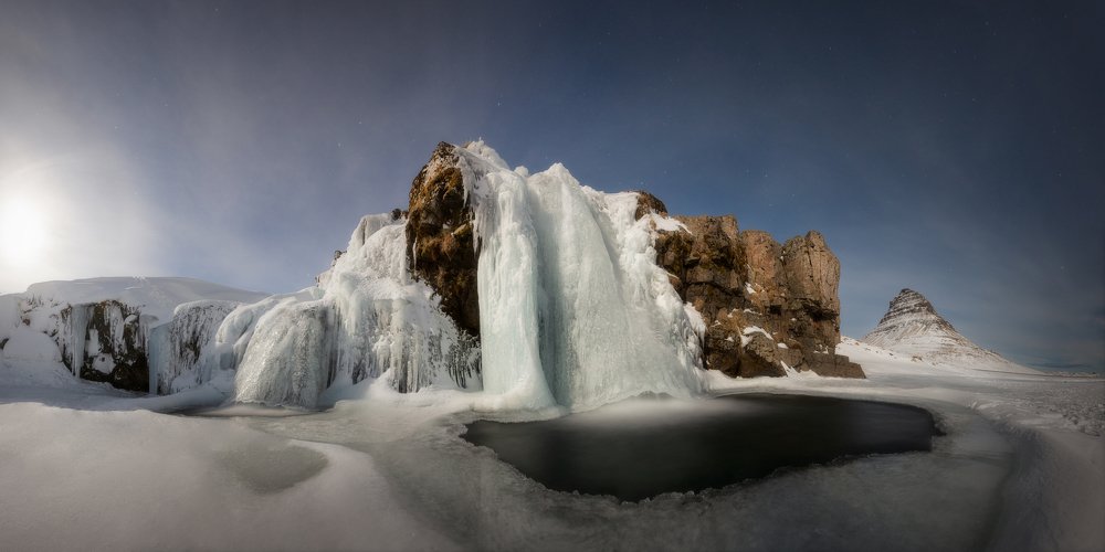 La Luna, il ghiaccio e uno strano cappello