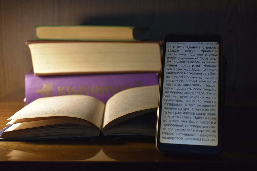 Книжный стол