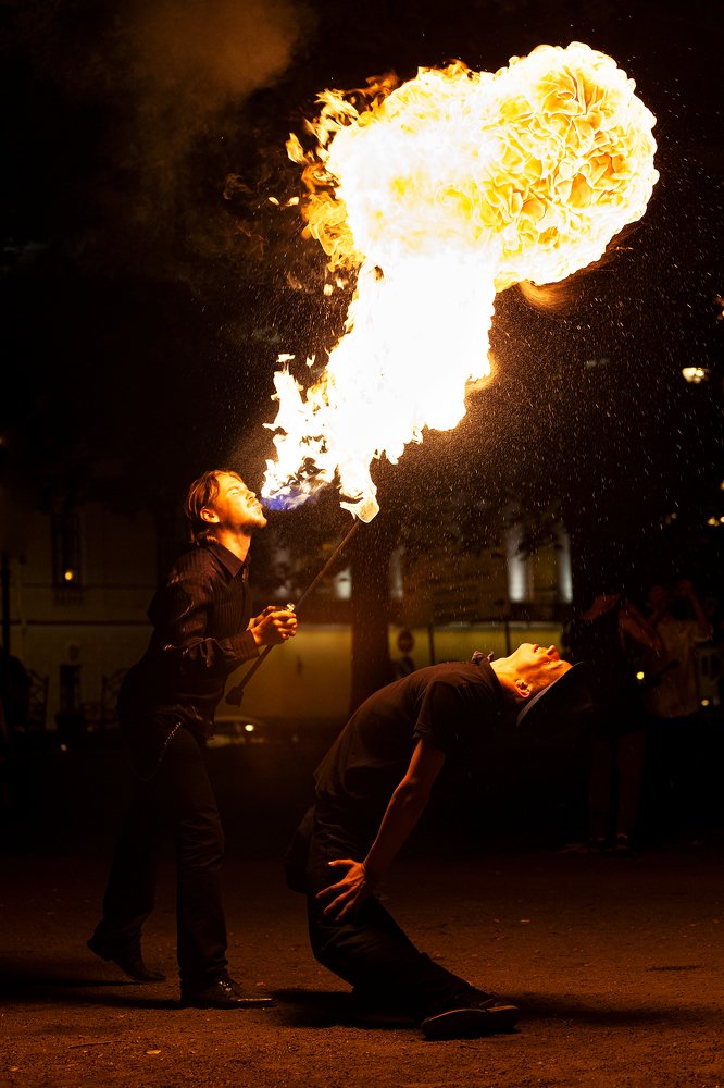 Уличные артисты. Фаер-шоу.