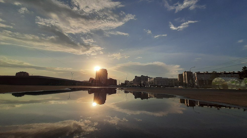 Городской закат с отражением в воде