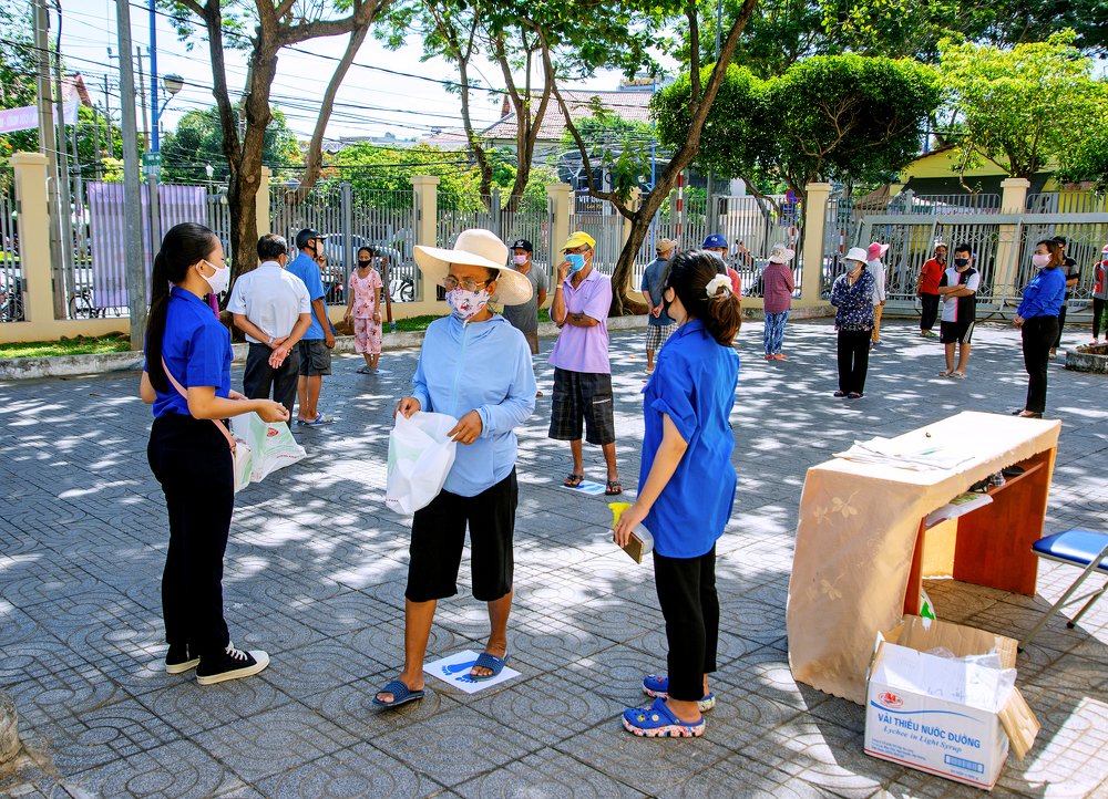 Xếp hàng nhận gạo( Đại dịch COVID )