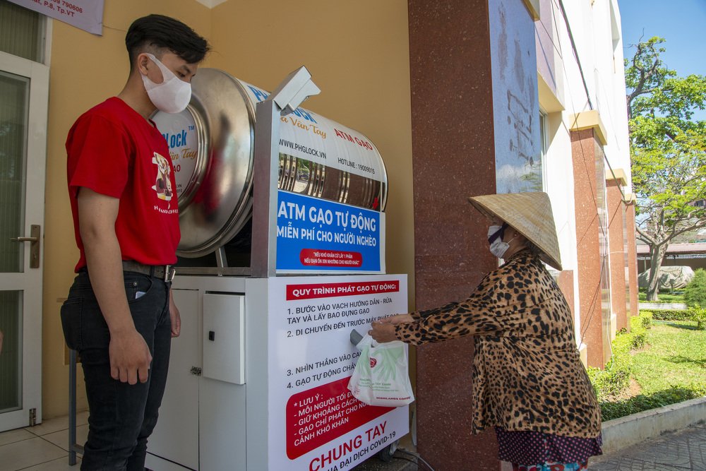 Máy ATM phát gạo cho dân nghèo ( đại dịch COVID )