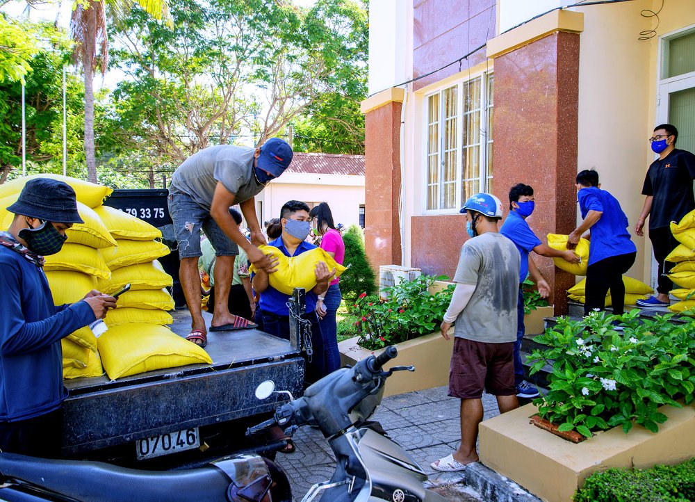 Doanh nghiệp tài trợ gạo giúp cho dân nghèo( Đại dịch COVID 19 )