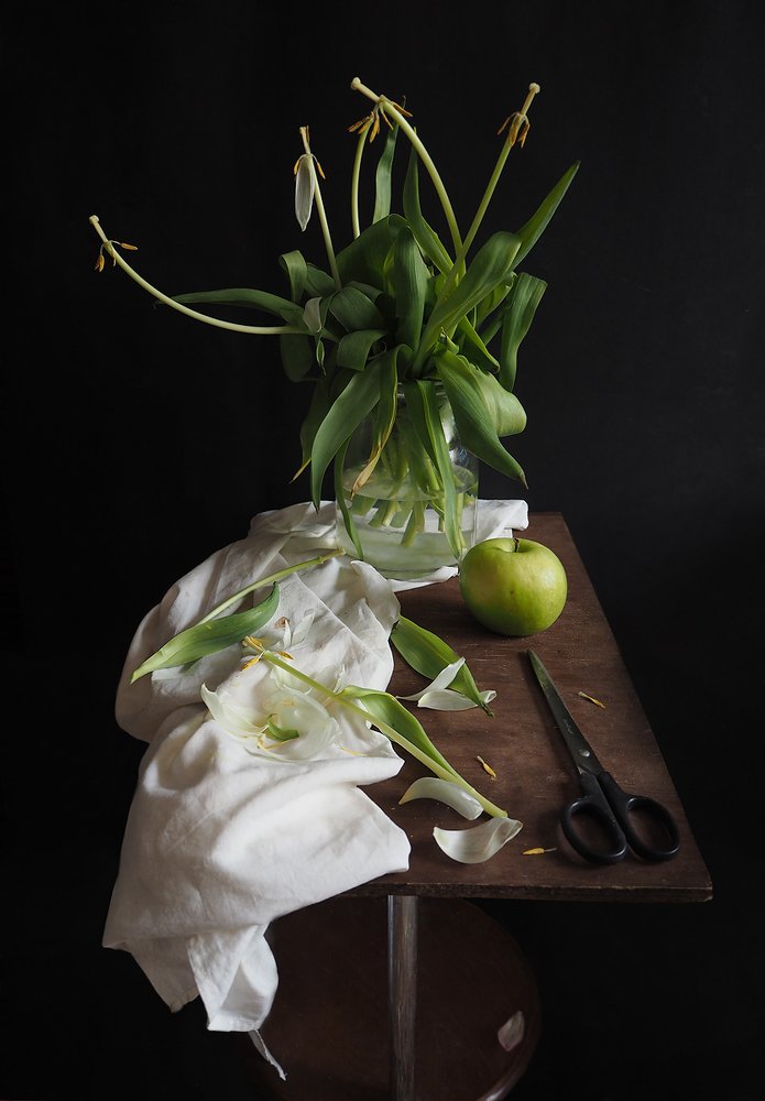 Зеленые листья и яблоко