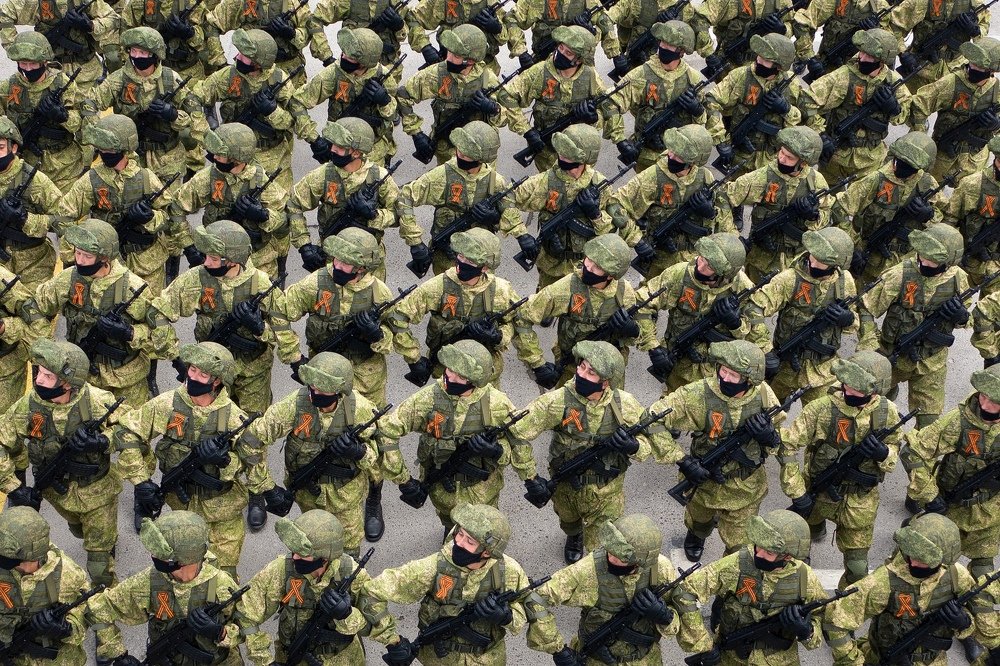 В парадном строю все в масках