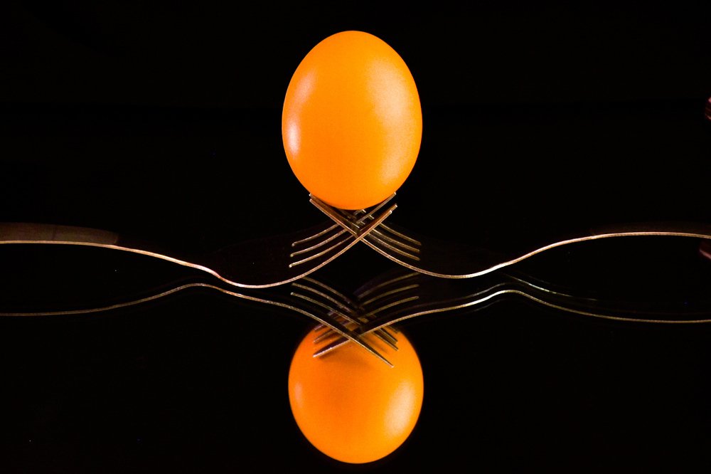 Equilibrium of one egg on fork