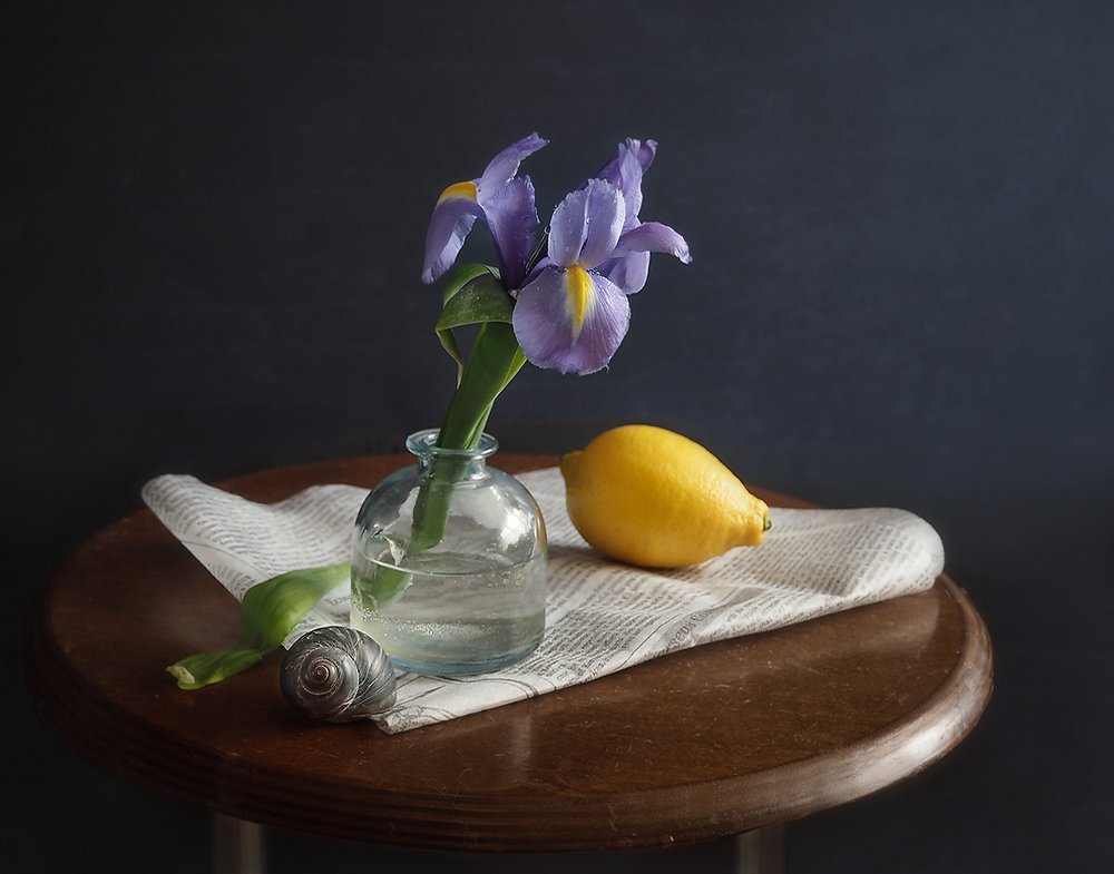 Ирис и лимон на круглом столике