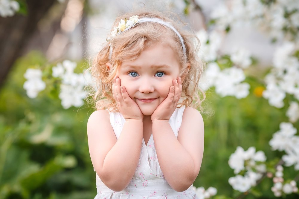 маленькая весенняя прелесть в кудряшках