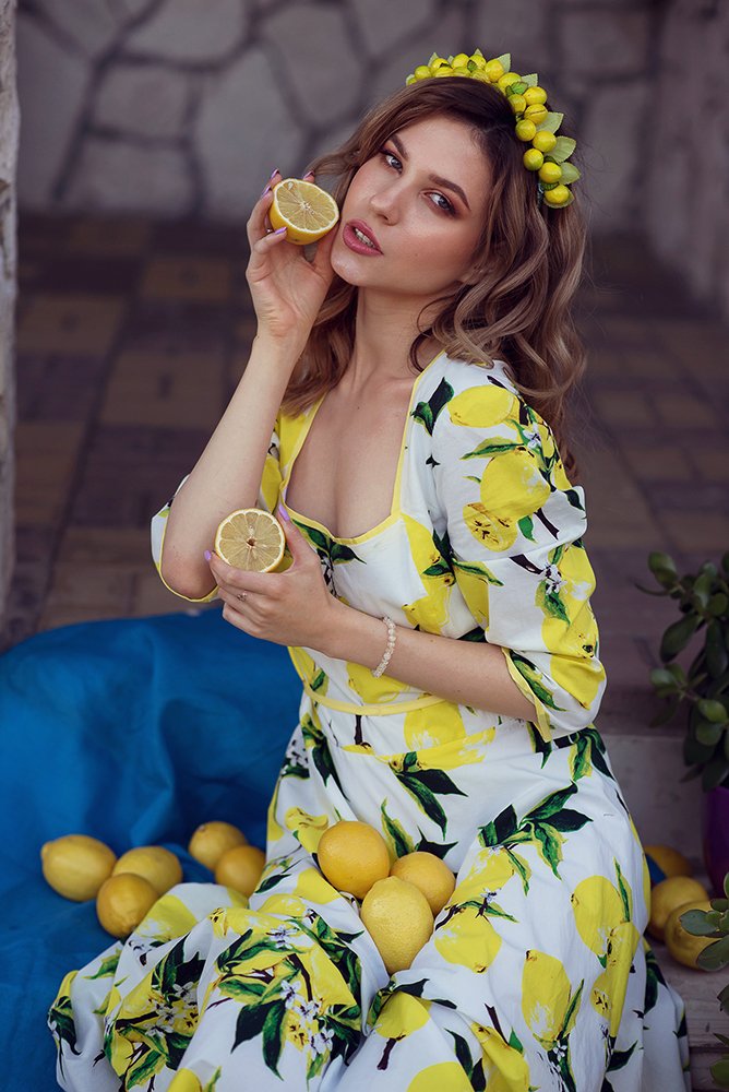 Девушка с лимонами