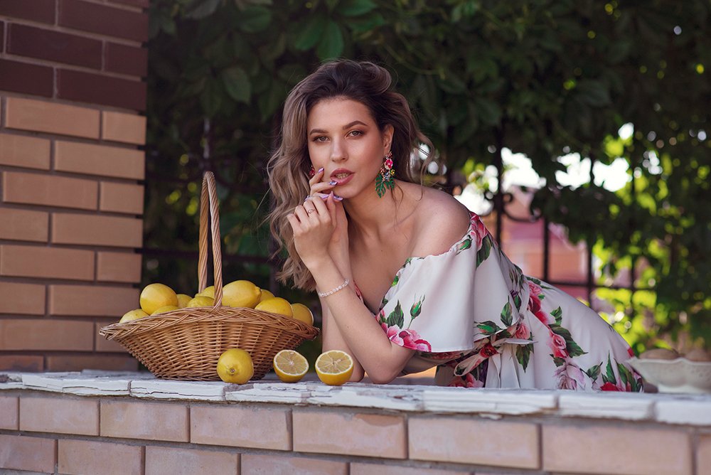 Девушка с лимонами