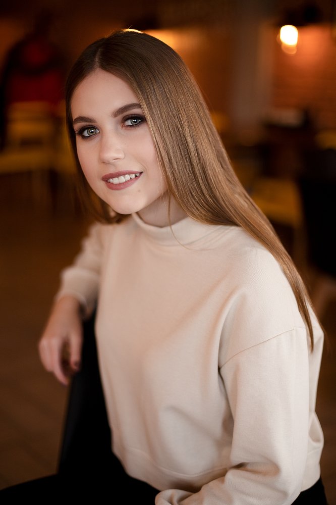 Девушка в кафе