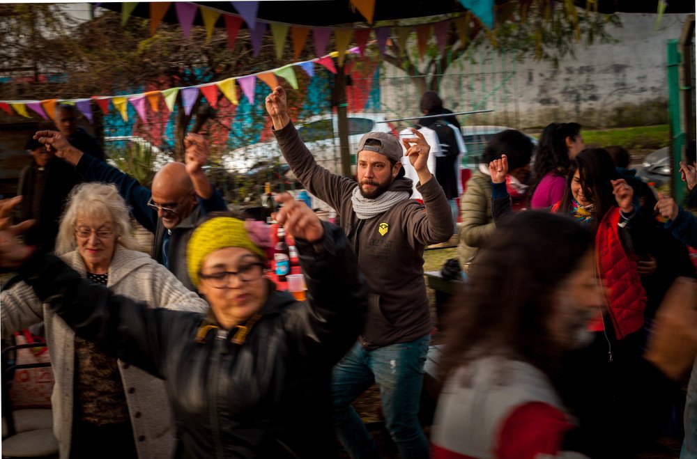 bailando en la peña