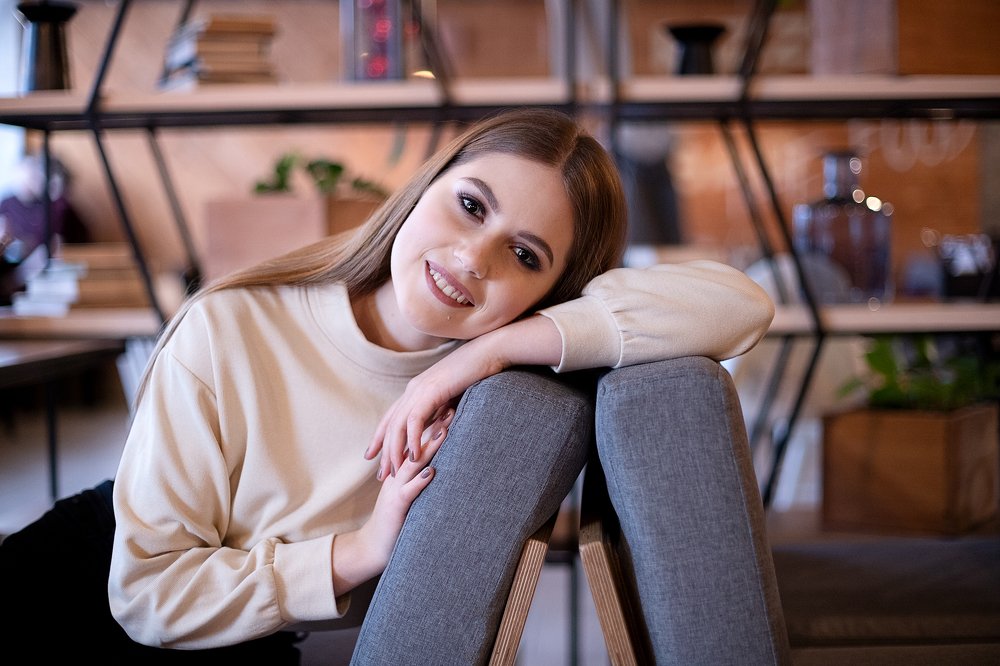 Девушка в кафе