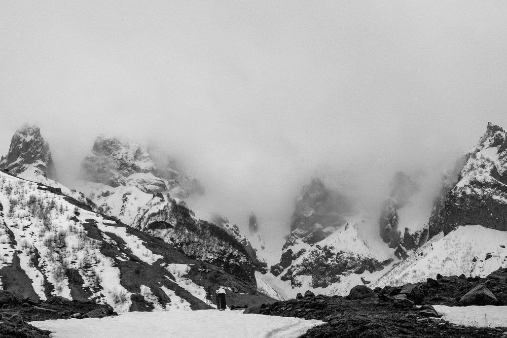 С высоких гор спускается...