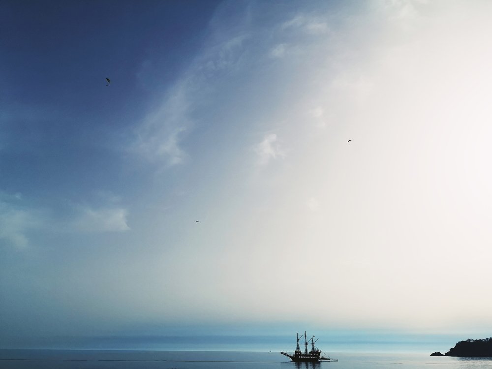 "Человек, покоривший и небо и море "