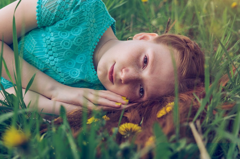 Девушка в поле одуванчиков