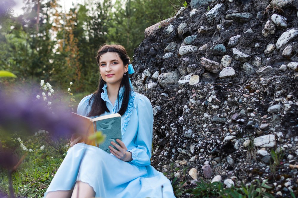 Девушка с книгой