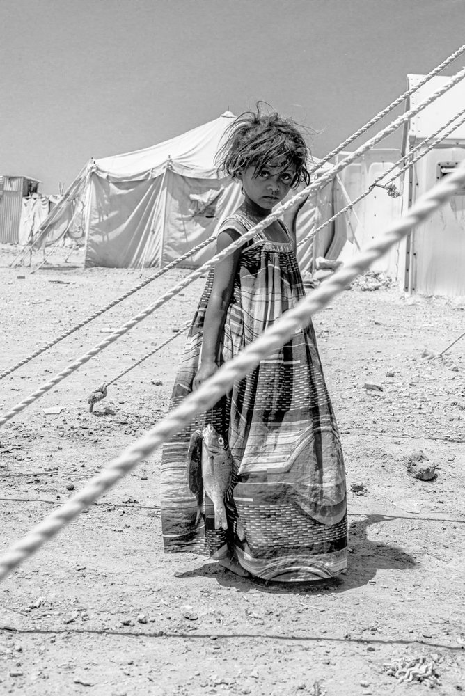 The Yemeni girl withfishes in the Refugee Camp of Markassi in Djibouyi