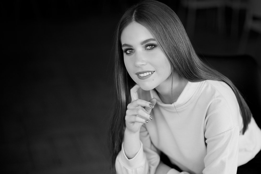 Девушка в кафе ч/б