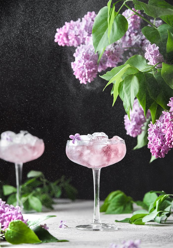 Ароматная сирень и бокальчик розового вина