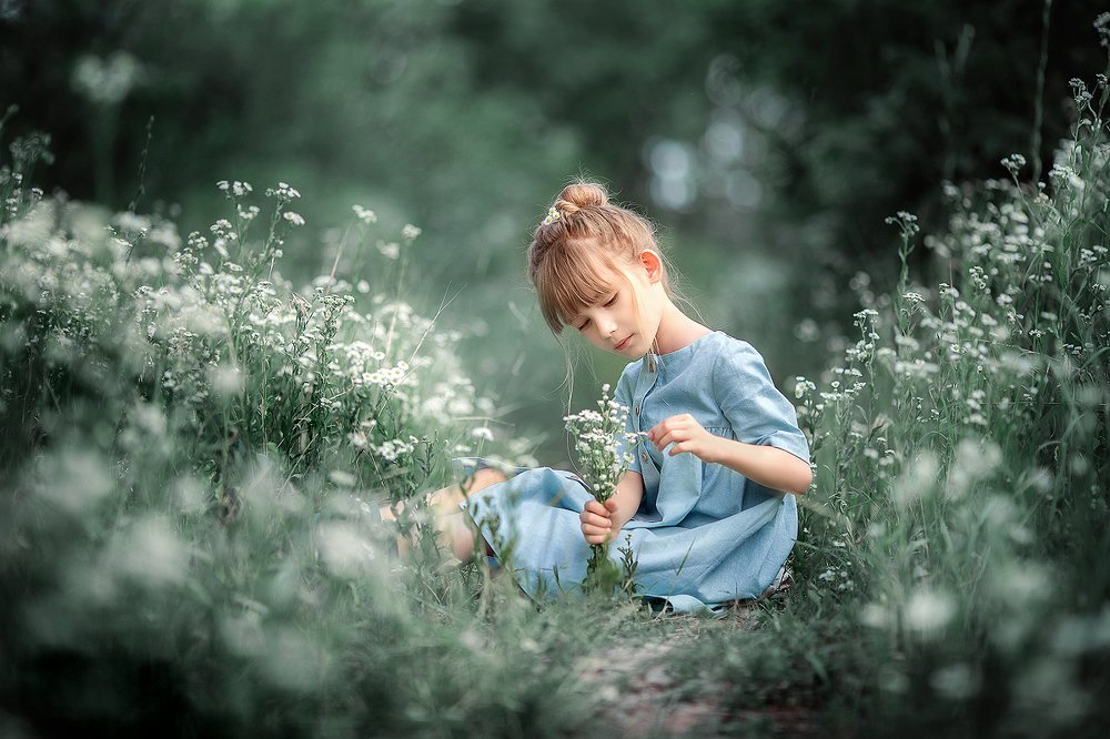 Девочка и ромашки.