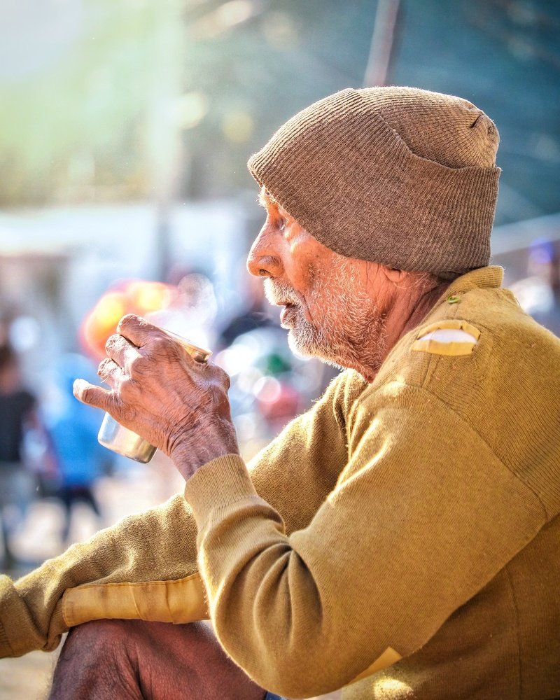 An old aged man, drinking tea, while thinking about the Life.