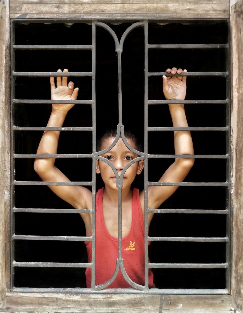 The child is locked up in the home quarantine!