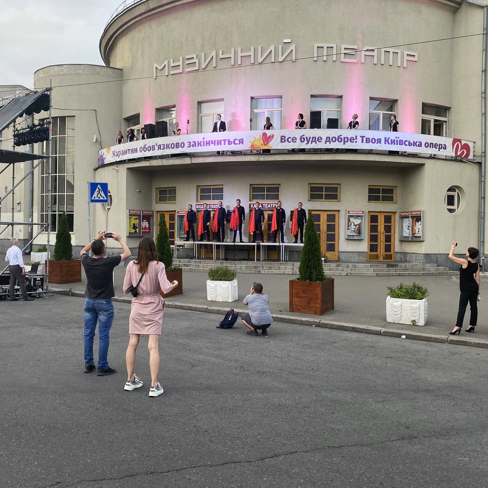 Концерт на площади (серия).