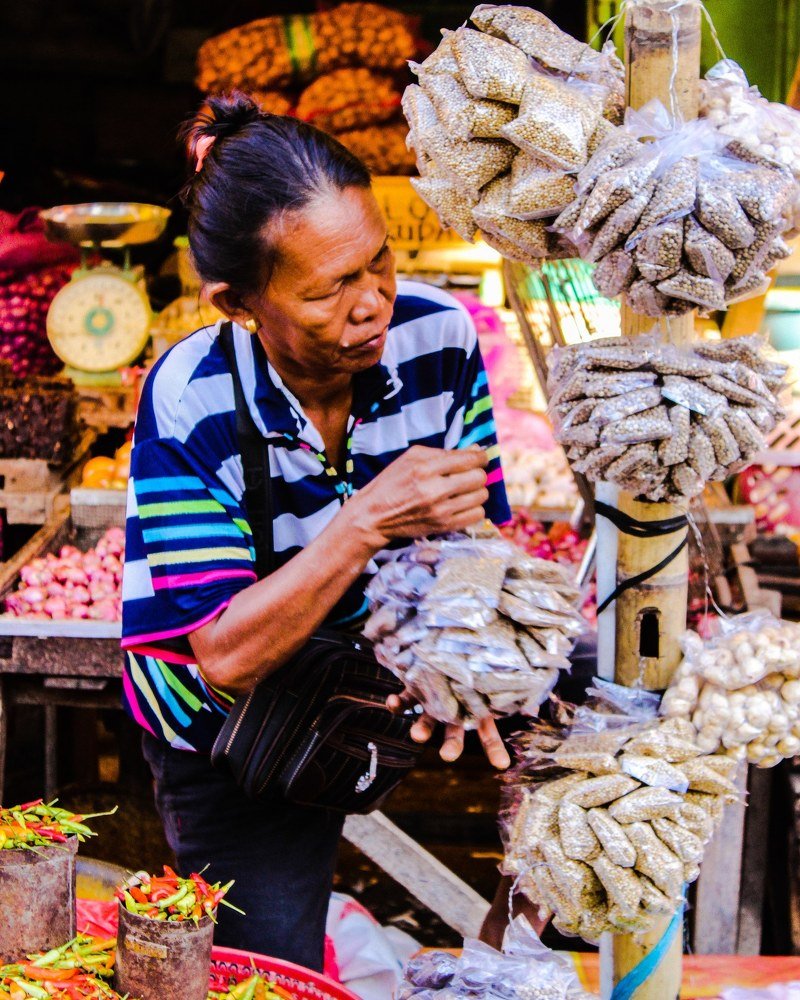 Foto seorang perempuan paruh Bayah sedang mempersiapkan jualannya
