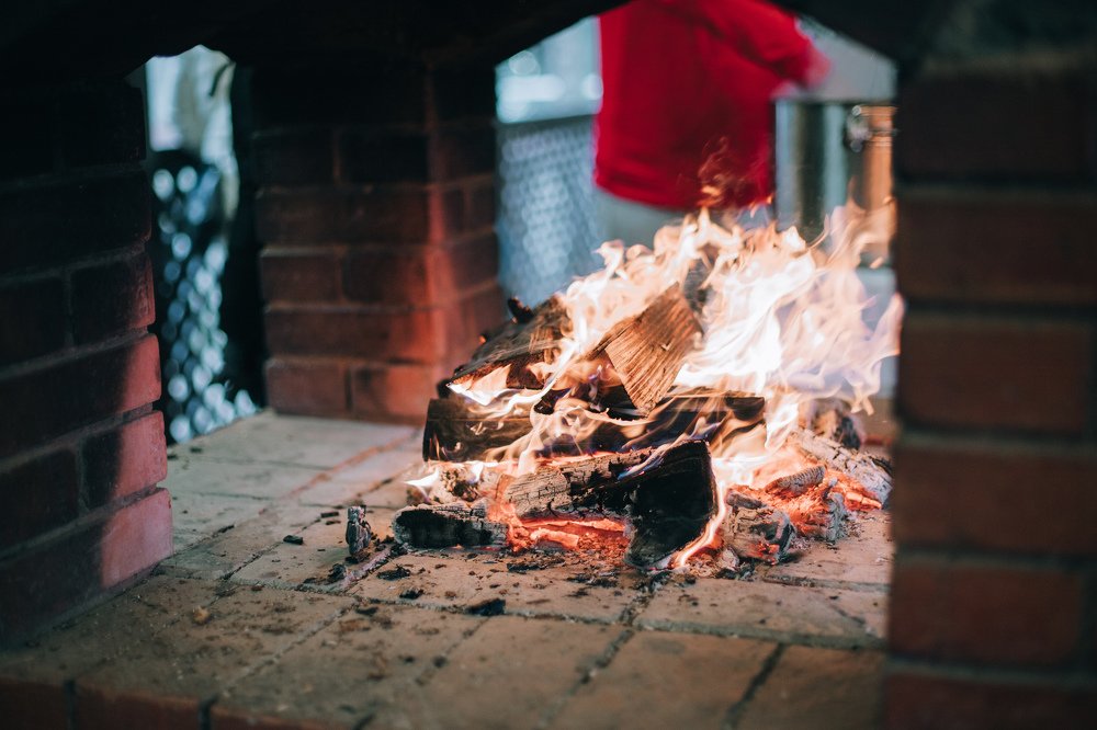 Зимний уличный камин