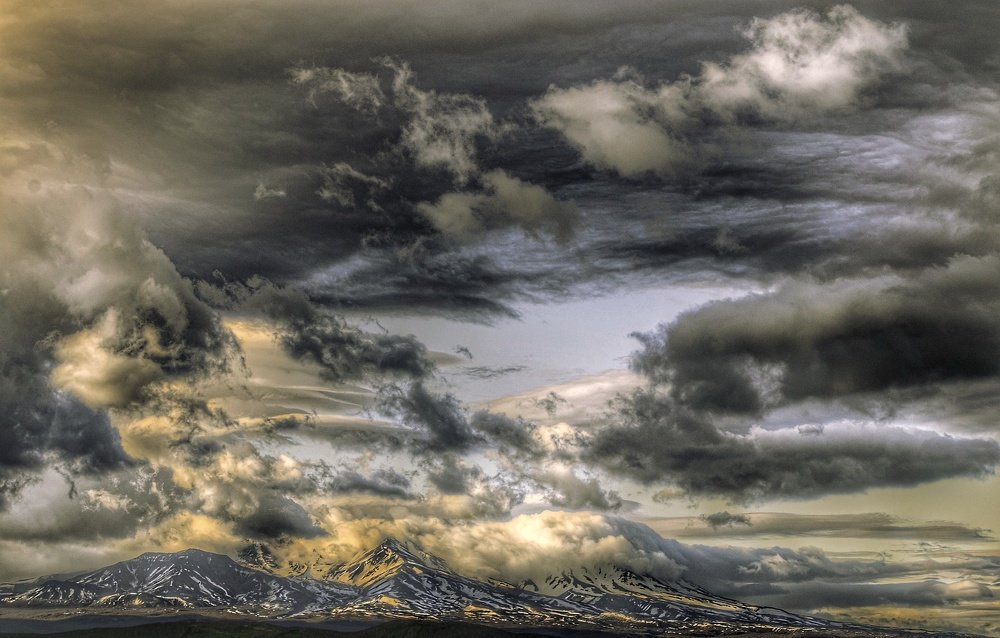 Ветрено. Авачинский и Козельский вулканы.