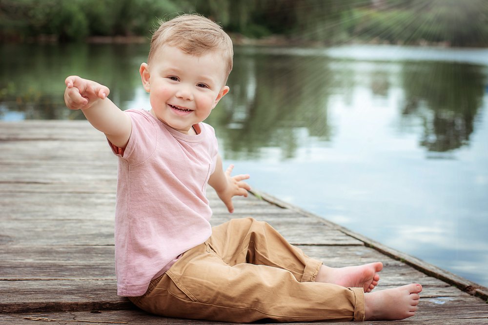 Мама и сын играют у пруда