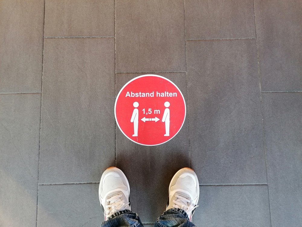 Abstand halten (Keep Distance)