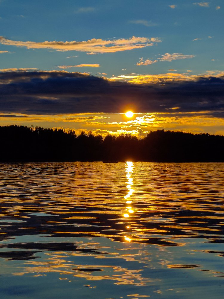 Завораживающее отражение в воде живописного заката