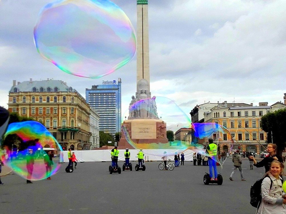У памятника Свободы в Риге.