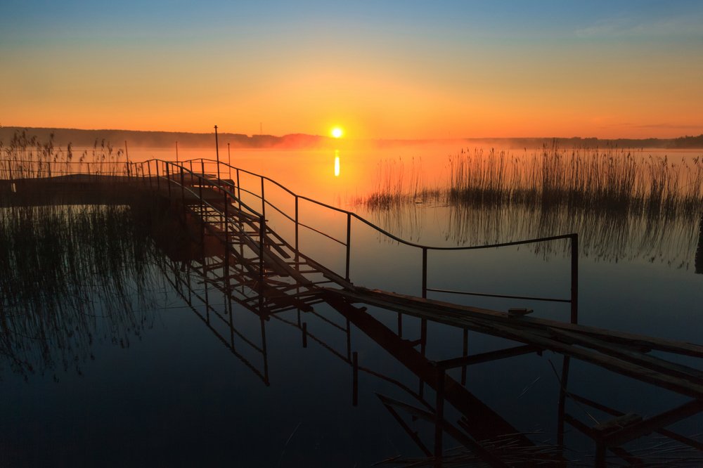 Утро у заброшенного пирса