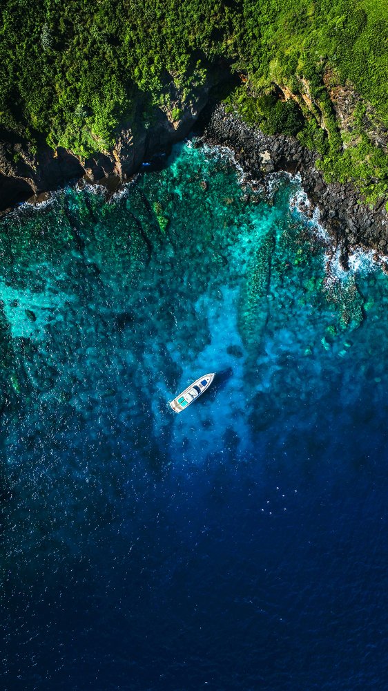 Свободное погружение на острове в уголке достопримечательностей