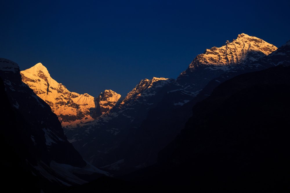 S U N R A Y S O N T H E P E A K S O F H I M A L A Y A . . .