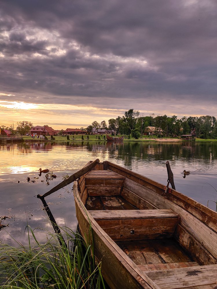 Деревянная лодка на фоне живописного заката