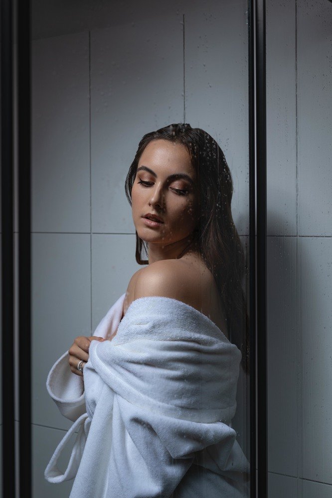 Брюнетка в белом халате